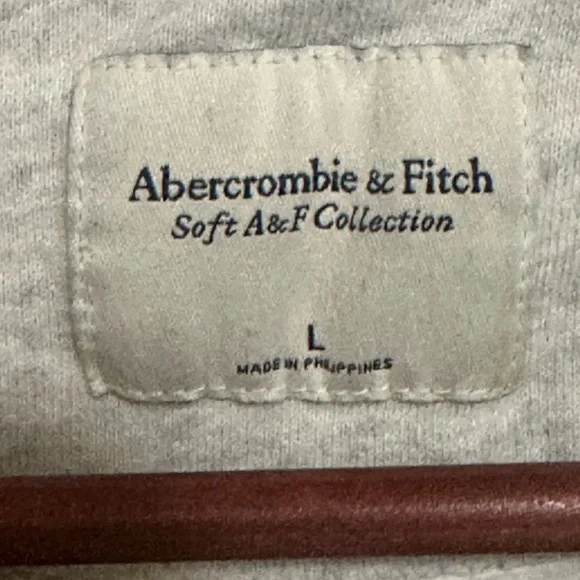 Abercrombie and Fitch Gray Crewneck Sweatshirt with Coastal, Preppy, Sporty Vibe - Picture 2 of 3